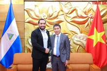 Phan Anh Son (à droite), président de l'Union vietnamienne des organisations d'amitié, et Mario José Armengol Campos, ambassadeur de la République du Nicaragua au Vietnam. Photo : thoidai