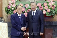 Le président To Lam (droite) et l'envoyé spécial du Premier ministre japonais, également ancien Premier ministre japonais, Suga Yoshihide. Photo : VNA.
