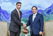 Le Premier ministre Pham Minh Chinh (droite) et le ministre d'État au commerce extérieur des Émirats arabes unis (EAU), Thani bin Ahmed Al Zeyoudi. Photo: VNA