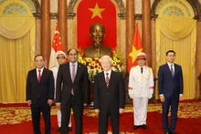 Le Secrétaire général du Comité central du Parti communiste du Vietnam, Nguyên Phu Trong (droite) reçoit l'ambassadeur de Singapour au Vietnam, Jaya Ratnam, venu lui présenter leurs lettres de créance. . Photo: VNA