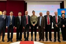 L'ambassadeur du Vietnam en France Dinh Toan Thang (4e à gauche) et des représentants de localités et d'associations. Photo : Ambassade du Vietnam en France