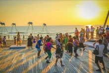 Des touristes accueillent le coucher du soleil sur la plage Sunset Sanato, Bai Truong, ville de Phu Quoc, province de Kien Giang. Photo: VNA