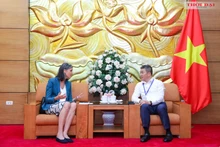 Le président de l’Union vietnamienne des organisations d’amitié (VUFO), Phan Anh Son (à droite), et la représentante résidente du Programme des Nations Unies pour le développement (PNUD) au Vietnam, Ramla Khalidi. Photo: thoidai