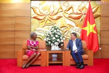 Nguyen Ngoc Hung (à droite), vice-président de l'Union vietnamienne des organisations d'amitié (VUFO) et Hellen Grace Akwii-Wangusa, présidente du conseil d'administration international d'ActionAid. Photo : thoidai