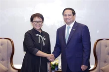 Le Premier ministre Pham Minh Chinh serre la main de la ministre indonésienne des Affaires étrangères, Retno Marsudi, à Hanoi, le 23 avril. Photo : VNA 