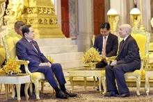 Le président de l'Assemblée nationale (AN) du Vietnam Trân Thanh Mân (à gauche) rend une visite de courtoisie au roi du Cambodge Norodom Sihamoni le 23 novembre, dans le cadre de sa visite officielle au Cambodge. Photo : VNA