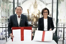 Le ministre vietnamien de la Culture et des Sports et du Tourisme, Nguyen Van Hung et la ministre française de la Culture Rachida Dati signent le Programme de coopération culturelle pour la période 2024-2028. Photo : VNA.