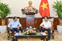 Le vice-ministre des Affaires étrangères Hà Kim Ngọc (à droite) et Hoàng Xuân Anh, président du Comité populaire de la province de Cao Bang. Photo: PCV