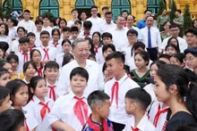 Le président Tô Lâm lors de sa rencontre cordiale avec les enfants, à Hanoi, le 28 mai. Photo : VNA.