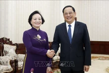  Le Premier ministre lao Sonexay Siphandone et la ministre vietnamienne de l'Intérieur, Pham Thi Thanh Trà. Photo : VNA.