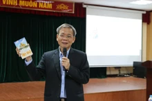 L’ambassadeur, Dr. Ton Sinh Thanh, ancien ambassadeur du Vietnam en Inde pour le mandat 2014-2018, présente le livre intitulé « Guide de voyage en Inde » édité par lui pour la bibliothèque du Centre d’études indiennes. Photo: baoquocte.vn