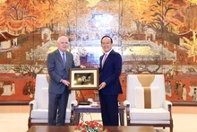 Nguyen Ngoc Tuan (à droite), président du Conseil populaire et secrétait adjoint du Comité du Parti de Hanoï, offre un cadeau à l'ambassadeur d'Argentine au Vietnam, Marcos Antonio Bednarski. Photo : thoidai
