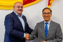 L'ambassadeur vietnamien en Roumanie Do Duc Thành (à droite) et le président du Conseil d’Arges , Ion Minzina. Photo : baoquocte