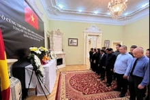 Les Vietnamiens résidant en Roumanie rendent hommage au secrétaire général du Comité central du Parti communiste du Vietnam Nguyên Phu Trong. Photo : VNA.