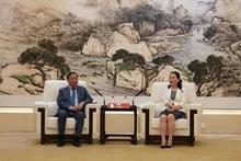 Le secrétaire adjoint du Comité municipal du PCV de Hanoï, Nguyen Van Phong, et Yuan Gujie, membre du Comité permanent du Comité provincial du PCC du Guangdong et secrétaire de la Commission politique et juridique du Comité provincial du PCC du Guangdong. Photo : hanoimoi.vn