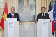 Le secrétaire général du Comité central du Parti communiste du Vietnam et président vietnamien, To Lam (gauche), et le président français, Emmanuel Macron, à la conférence de presse. Photo : VNA.