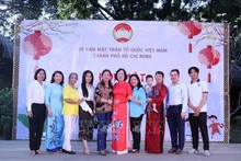 Des étudiants lao et cambodgiens et des "parents" vietnamiens. Photo : VNA.