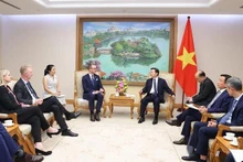 Le vice-Premier ministre Tran Hong Ha reçoit le ministre suédois de l'Infrastructure et du Logement, Andreas Carlson. Photo : VNA.
