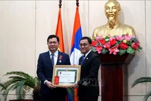 Remise de l'Ordre Issara au vice-président permanent du Conseil populaire de Da Nang, Tran Phuoc Son (gauche). Photo : VNA.