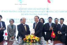 Cérémonie de signature du protocole d'accord de coopération dans le domaine de l'environnement entre le Vietnam et le Japon. Photo : VNA.