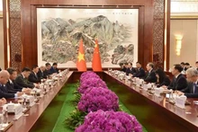 L'entretien entre le vice-Premier ministre Ho Duc Phoc et le vice-Premier ministre du Conseil des affaires de l'État de Chine, Ding Xuexiang. Photo : VNA.