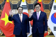 Le Premier ministre Pham Minh Chinh (à gauche) et le président de l’Assemblée nationale de la République de Corée, Woo Won-shik. Photo : VNA.