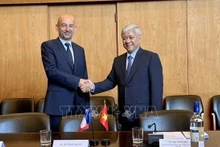 Do Van Chien, membre du Bureau politique et président du Comité central du Front de la Patrie du Vietnam (droite) et le président du Conseil économique, social et environnemental (CESE) Thierry Beaudet. Photo : VNA.