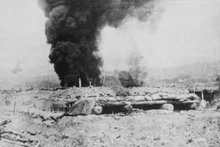 Nos unités d'artillerie continuent à tirer sur les positions ennemies. Les positions ennemies touchées par les obus d'artillerie sont en feu. Photo : VNA.