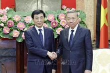 Le président To Lam (droite) reçoit le représentant spécial du dirigeant chinois Xi Jinping, Wang Huning. Photo : VNA.