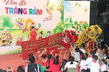 La Fête de la mi-automne destinée aux enfants de la communauté vietnamienne au Laos. Photo: NDEL