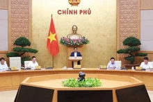 Le Premier ministre Pham Minh Chinh (centre) s’exprime lors de la réunion ordinaire du gouvernement, à Hanoi, le 9 novembre. Photo: VNA
