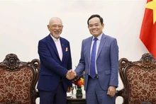 Le Vice-Premier ministre Trân Luu Quang (à droite) et Yohei Sasakawa, président de la Nippon Foundation et président d’honneur de la Sasakawa Peace Foundation. Photo : VNA.