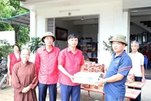 La Croix-Rouge de la province de Ha Nam a remis près de 2.000 paquets cadeaux au Comité populaire de la commune de Kiên Khê, district de Thanh Liêm, province de Hà Nam pour venir en aide aux habitants locaux touchés par les inondations. Photo : VNA.