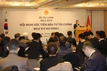 Le ministre vietnamien des Finances Ho Duc Phoc prend la parole. Photo: NDEL