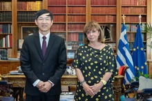 L'ambassadeur vietnamien en Grèce, Le Hong Truong (à gauche), et la présidente grecque Katerina Sakellaropoulou. Photo: baoquocte