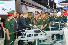 La délégation vietnamienne au Salon aéronautique de Singapour. Photo: VNA