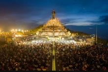 Des milliers de fidèles bouddhistes étrangers viendront au mont Ba Den lors du du Vesak 2025. Photo : NDEL