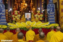 Les moines, nonnes, adeptes et fidèles bouddhistes peuvent rendre hommage au Secrétaire général du Parti, Nguyên Phu Trong. Photo ; VNA.