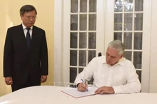 Le président cubain Miguel Díaz-Canel Bermúdez rend hommage au Secrétaire général du Parti Nguyên Phu Trong à La Havane. Photo : VNA