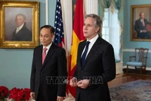 Le Hoai Trung, membre du Comité central du Parti et chef de la Commission centrale des relations extérieures du Parti (gauche) et Antony Blinken, Secrétaire d'État américain. Photo : VNA.