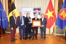 L’Ambassadeur du Vietnam en Belgique, Nguyên Van Thao, remet l'Ordre de l’Amitié de l’État vietnamien au défunt Professeur Jean Salmon à sa famille. Photo : VNA.