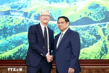 Le Premier ministre Pham Minh Chinh (à droite) et le PDG du géant américain Apple, Tim Cook. Photo : VNA.