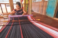 À Gia Lai, des métiers à tisser fonctionnent quotidiennement.