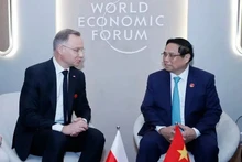 Le Premier ministre Pham Minh Chinh (à droite) rencontre le président polonais Andrzej Duda, en marge de la 15e réunion annuelle des nouveaux champions du WEF. Photo : VNA.