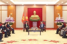 Le secrétaire général du Parti communiste et président vietnamien Tô Lâm (à droite) reçoit Chang Ho-jin, conseiller spécial pour les affaires étrangères et la sécurité du président sud-coréen, Yoon Suk Yeol. Photo : VNA.