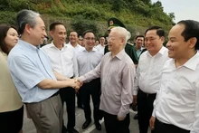 Le secrétaire général Nguyen Phu Trong et l’ambassadeur de Chine au Vietnam, Xiong Ba, visitent la porte frontière internationale de Huu Nghi, en août 2023. Photo : VNA