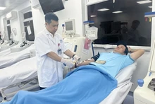 Des bénévoles sont venus à l’hôpital Cho Rây pour donner leur sang afin de sauver la vie d’un patient britannique. Photo : VNA 