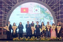 Lors de la soirée d’échanges culturels et artistiques entre les villes de Da Lat, province de Lâm Dong et de Chuncheon, République de Corée. Photo: NDEL
