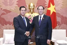 Le général de corps d'armée Tran Quang Phuong, vice-président de l'Assemblée nationale (AN) vietnamienne (droite) et le général de division Vongsack Phanthavong, président de la Commission de la défense et de la sécurité de l'Assemblée nationale lao. Photo : VNA.