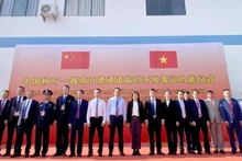 Les délégués à la cérémonie d'ouverture de deux voies de transport transfrontalières temporaires entre la Chine et le Vietnam. Photo: journal de Ha Giang